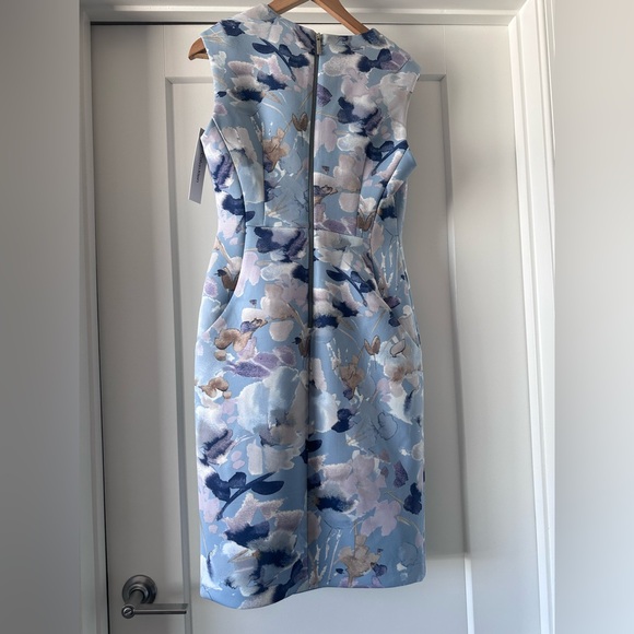 💙 NWT! Blue & White CALVIN KLEIN Floral V-Neck Sleeveless Sheath Dress - Size 14 - Picture 4 of 11
